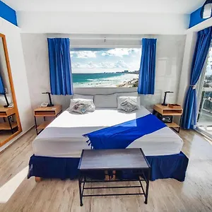 Paradise Beachfront & Nightlife Heart Apartment